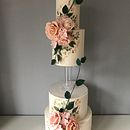 Hand painted cake with sugar flower bouquets  . Un proyecto de Artesanía de Nasima Alam - 04.05.2021