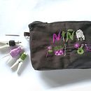 My project in Introduction to Raised Embroidery course - Purse Fire Girl. Projekt z dziedziny Craft, Design i Projektowanie dodatków użytkownika Vesna Vidmar - 11.05.2021