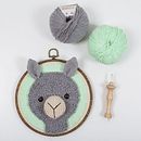 Proyecto Alpaca de Domestika. Un proyecto de Diseño de juguetes, Tejido, Bordado y DIY de Jocelin Gonzalez - 12.05.2021
