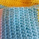 Cardigã de crochê primeira tentativa feito com restos de linhas. Un projet de Crochet de Aline Horta Miranda Oliveira - 31.08.2018