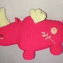 Rinovolador Rosa. Un proyecto de Artesanía, Diseño de juguetes, Tejido, DIY y Crochet de alejandra_mava - 18.05.2021