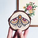 Mariposa Folk bordada en disco de madera. Un proyecto de Artesanía, Bordado y Carpintería de L´ABU studio - 20.05.2021