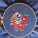 Tigre entre flores.. Un progetto di Ricamo, Cucito e Illustrazione tradizionale di Ludmila Mendibe Bollini - 22.05.2021