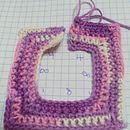 Mi Proyecto del curso :  Tejeré una chaqueta con las indicaciones del curso . Costumizare la prenda con pompones de colores y apliques tejidos a crochetTop-down: prendas a crochet de una sola pieza. Un projet de St, lisme, DIY , et Crochet de Lilia Herrera - 24.05.2021