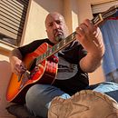 Tocando mi guitarra acústica. Un proyecto de Fotografía de Carlos Mur Sabio - 24.05.2021