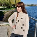 Beige knitted alpaca sweater. Un projet de Design , Photographie, Création d'accessoires, Direction artistique, Br, ing et identité, Création de costumes, Artisanat, Conseil créatif, Événements, Beaux Arts, Design de bijoux, Conception de produits, Art urbain, Réseaux sociaux, Création de motifs, Créativité, Photographie smartphone, Photographie de mode, Instagram , et Photographie extérieure de Svetlana Fedoriv - 10.06.2021