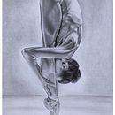My project in Realistic Human Figure Drawing course. Un projet de Illustration traditionnelle, Beaux Arts, Esquisse , Dessin au cra, on, Dessin, Dessin réaliste , et Dessin anatomique de Lenka Benešová - 15.06.2021