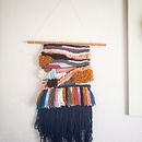 My project in Introduction to Frame Loom Tapestry course. Un projet de Création d'accessoires, Décoration , et Art textile de Shannon Forcucci - 14.06.2021