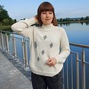 White knitted women's sweater.. Un projet de Design , Photographie, Création d'accessoires, Direction artistique, Création de costumes, Beaux Arts, Design de bijoux, Art urbain, Réseaux sociaux, Création de motifs, Créativité, St, lisme , et Photographie de produits de Svetlana Fedoriv - 18.06.2021