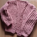 Casaco quentinho da vovó (cardigan). Un progetto di Fashion design, Fiber Art, DIY e Uncinetto di Cristiane Trein da Silva - 18.06.2021