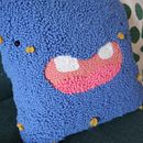 Mi monstruo bordado con punchneedle. Een project van Borduurwerk y  Interieurdecoratie van Paulina Stephens - 04.07.2021