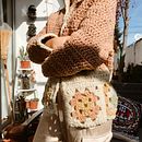 Mi Proyecto:  chaqueta Top-down con lana natural hilada y teñida a mano + aplicación de granny square. Un progetto di Fashion design, Fiber Art, DIY e Uncinetto di Constanza Richards - 09.07.2021