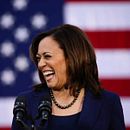 Kamala Harris, vicepresidenta (o cómo romper el techo de cristal sin quitarse los Converse) . Un proyecto de Narrativa, Stor, telling y Escritura de Eileen Truax - 20.07.2021