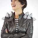 Crochet Studs on an old biker jacket. Un proyecto de Crochet, Creatividad, Diseño de moda y Artesanía de Gaia Segattini - 02.08.2021