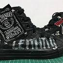 Mi Proyecto del curso: Restauración y personalización de sneakers. Een project van Ontwerp van accessoires,  Modeontwerp,  Acr, lschilderij, DIY, Upc y cling van Vicos ML - 24.08.2021
