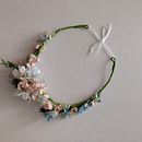 My project in Floral Headpiece: Using Flowers to Create Accessories course. Un proyecto de Diseño de complementos, Diseño de moda, DIY, Diseño floral y vegetal de frogscherry - 10.09.2021