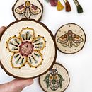 FLOR FOLKY BORDADA EN MADERA. Un proyecto de Artesanía y Bordado de L´ABU studio - 23.09.2021