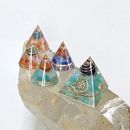 Conos y Pirámides en resina - con piedras semipreciosas y almbres de joyeria. Artesanato projeto de Viviana Puebla - 17.10.2021