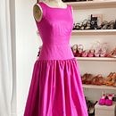 Oscar de la Renta inspired dress. Un proyecto de Diseño, Costura, Diseño de moda y Artesanía de By Hand London - 18.10.2021