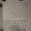 Lámpara con nudos básicos. Un proyecto de Diseño de complementos, Diseño de interiores, Decoración de interiores, Tejido y Macramé de Betina Williner - 28.10.2021