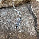 Silver Seahorse Pendant. Een project van Sieradenontwerp van Tracie Callaghan - 29.10.2021