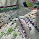My project in Fashion Embroidery: Embellishing with Beads course. Un proyecto de Diseño de moda, Bordado, DIY, Upc y cling de Jodie Ruffle - 05.11.2021