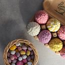 Woven Easter Eggs. Un proyecto de Artesanía de Tabara N'Diaye - 12.11.2021