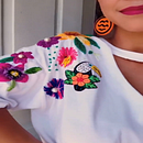 Mi Proyecto del curso: Diseño de moda: pintura y bordado sobre prendas. Un proyecto de Pintura, Diseño de moda, Bordado, DIY, Upc y cling de Mixsi Mendoza - 18.11.2021