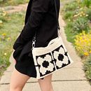 sling flower bag . Un proyecto de Diseño de complementos, Pattern Design, Tejido, DIY y Crochet de nancy_novita - 14.11.2021