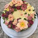 My project in Decorative Buttercream Flowers for Cake Design course. Un projet de Design  , et DIY de Kay Kei - 03.12.2021