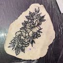 Meu projeto do curso: Tatuagem botânica com pontilhismo. Un proyecto de Ilustración tradicional, Diseño de tatuajes e Ilustración botánica de anderoliver86 - 12.12.2021