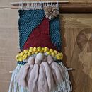 Hand Loom Weaving: A Santa. Un projet de Tissage , et Design textile de Poorvi Agarwal - 24.12.2021
