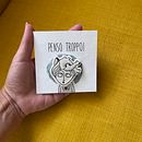 Spilla Penso troppo - Pasta di bicarbonato. Character Design, Accessor, Design, Packaging, and Creativit project by Giulia Panto - 01.04.2022