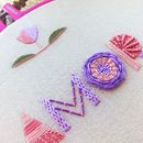 Meu projeto do curso: Técnicas avançadas para bordado de letras com tecidos coloridos . Un proyecto de Ilustración tradicional, Lettering, Bordado y Diseño textil de cristalaureliocordeiro - 09.01.2022