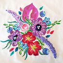 My project in Flower Composition with Acrylic Paint and Embroidery course. Un progetto di Illustrazione tradizionale, Pittura, Ricamo, Pittura acrilica e Textile Design di Julie Bronsard - 24.01.2022