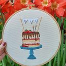 Bolo bordado - ilustração e bordado Isabel Carvalho. Un projet de Illustration traditionnelle, Artisanat, Créativité, Broderie , et Design textile de Isabel Carvalho - 26.01.2022