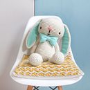 Cory il coniglio gigante. Un proyecto de Amigurumi, Crochet, DIY y Diseño de personajes de Ilaria Caliri - 28.01.2022