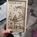 Pudełka świąteczne wypalone w drewnie. Design, e Decoração de interiores projeto de Róża Bąkowska - 30.01.2022