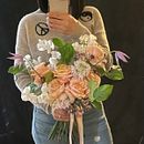 Mi Proyecto del curso: Creación de ramos de flores desde cero, mi primer ramo horizontal antes de hacerlo practique semanas. @saviabrutaflowerschool. Interior Design, L, scape Architecture, Decoration, DIY, Floral, and Plant Design project by Johanna Orellana - 02.16.2022