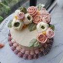 My project in Decorative Buttercream Flowers for Cake Design course. Un progetto di Design e DIY di lenna_the - 25.02.2022