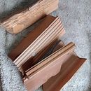 BANDEJA CUADRADA CON PIEDRAS, LADRILLOS Y MASA PARA CORRER EN LA PARED. Un proyecto de Artesanía y Diseño de interiores de Rafaella Schellman - 10.03.2022
