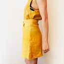 onion dyed linnen summer set. Un proyecto de Teñido Textil, Costura y Diseño de moda de Sylvia Machgeels - 23.03.2022