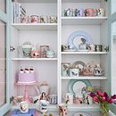 Styling a kitchen dresser with pastel hues. . Un proyecto de Diseño de interiores, Diseño y Fotografía para Instagram de Geraldine Tan - 31.03.2022