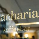 Window gilding for Zacharias Kaffeebar. Un projet de Design d'espace, Artisanat, Br, ing et identité, Beaux Arts , et Lettering manuel de Elena Albertoni - 11.04.2022