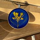 Encapsulando flores silvestres con resina. Een project van Ontwerp van accessoires, Craft, Sieradenontwerp y DIY van Artesita - 12.04.2022