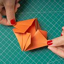 Creación de Minutas de origami para Hermès Beauté food experience by Elsa Yranzo.. Un proyecto de Papercraft de Cartoncita - 06.04.2022
