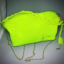 Neon yellow leather and chain crossbody bag. Un projet de Création d'accessoires de Bianca Jackiewicz - 15.05.2022