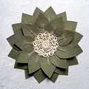 Projet à plumes centre rosace en bois. Macramé, Fiber Arts, and Crochet project by Steffi Godmé - 05.24.2022