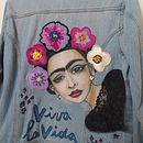 FRIDA JACKET Il mio progetto del corso: Fashion design: pittura e ricamo su indumenti. Un progetto di Pittura, Fashion design, Ricamo, DIY, Upc, cling e Textile Design di Alessia Tagini - 26.05.2022
