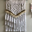 Mi proyecto del curso: Introducción al macramé: creación de un tapiz decorativo . % Carla Sandoval Loyola tarafından hazırlanan Aksesuar Tasarımı, Sanat ve El Sanatları, İç Tasarım, Dekoras, on, El, af Sanatları, Makrome, Ve Tekstil Tasarımı projesi - 06.02.2022